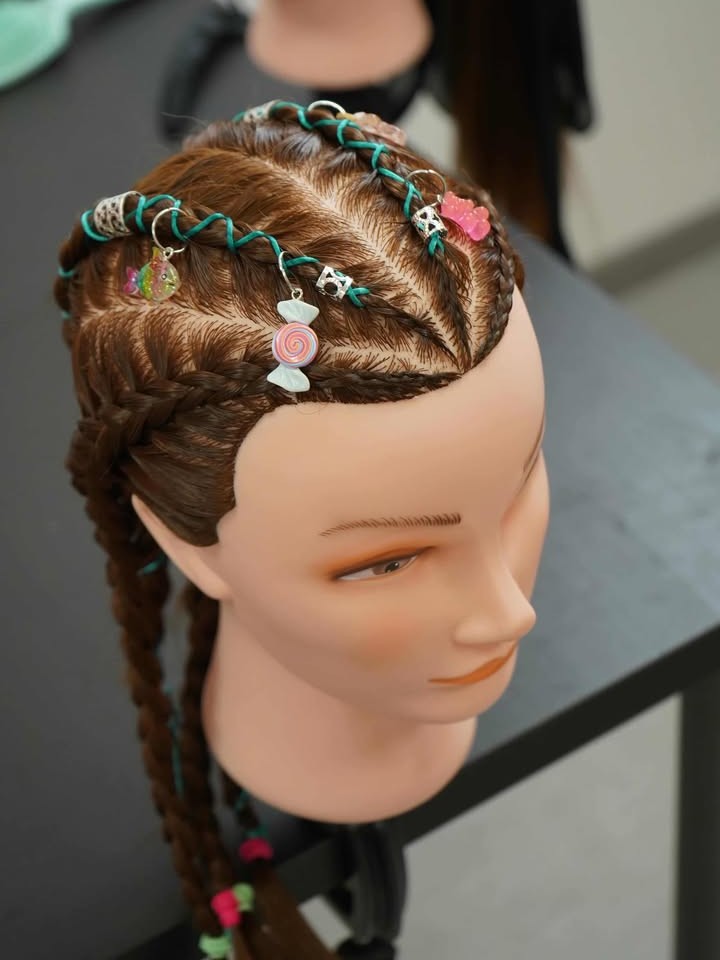 Copánky-ozdobené-barevnou-šňůrkou